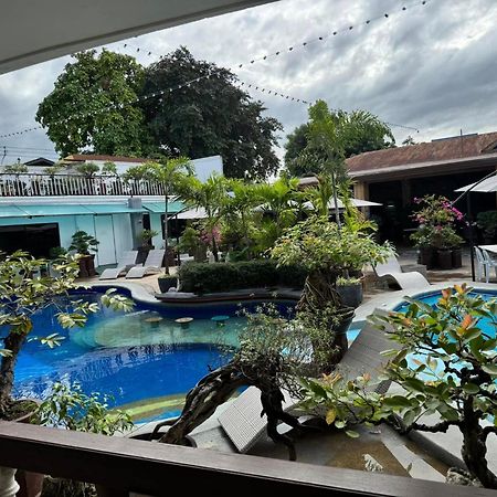 Vincent Resort Hotel Angeles Exterior photo