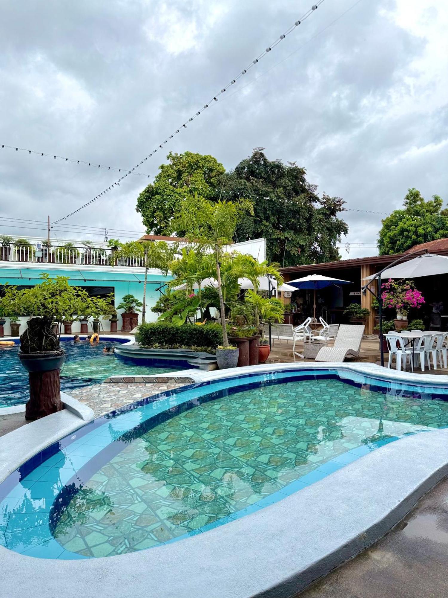 Vincent Resort Hotel Angeles Exterior photo